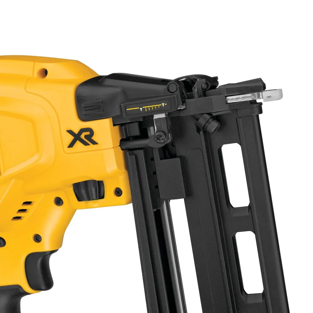 Pildil on näha Dewalt 16GA akutoitega naelapüstoli esiosa koos salvega.