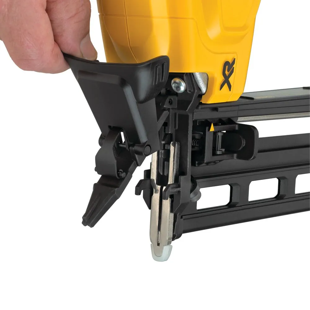 Pildil on kujutatud DeWalt 16GA akutoitega naelapüstoli otsikut koos laetud naeltega.