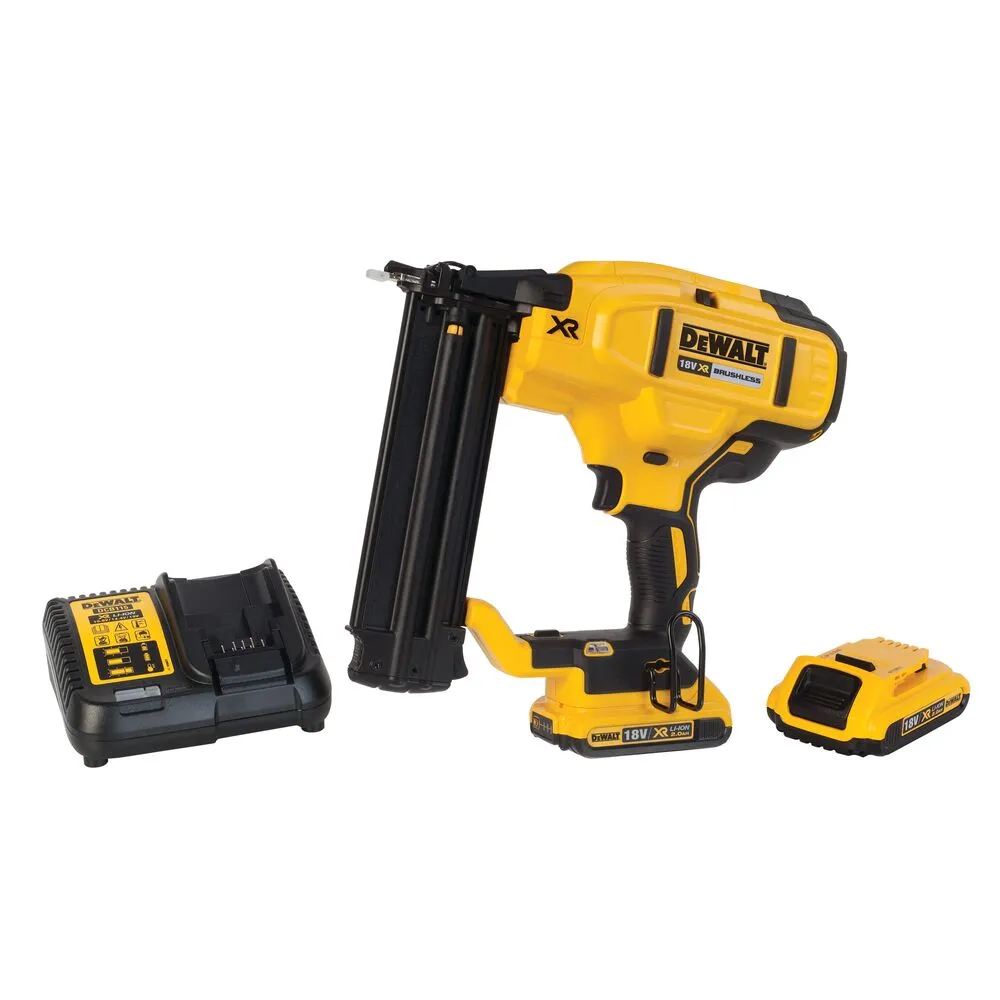 Pildil on näha DeWalt akunaelapüstol DCN680D2 koos laadija ja akuga.
