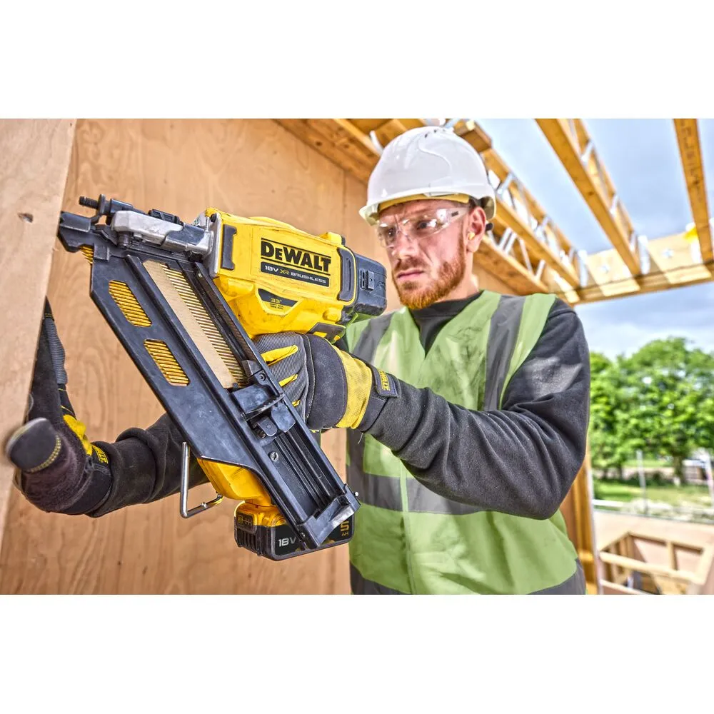 Аккумуляторный гвоздезабивной пистолет DeWalt DCN930P2