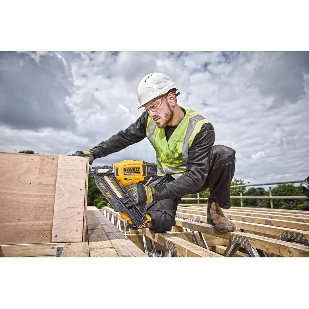 Аккумуляторный гвоздезабивной пистолет DeWalt DCN930P2