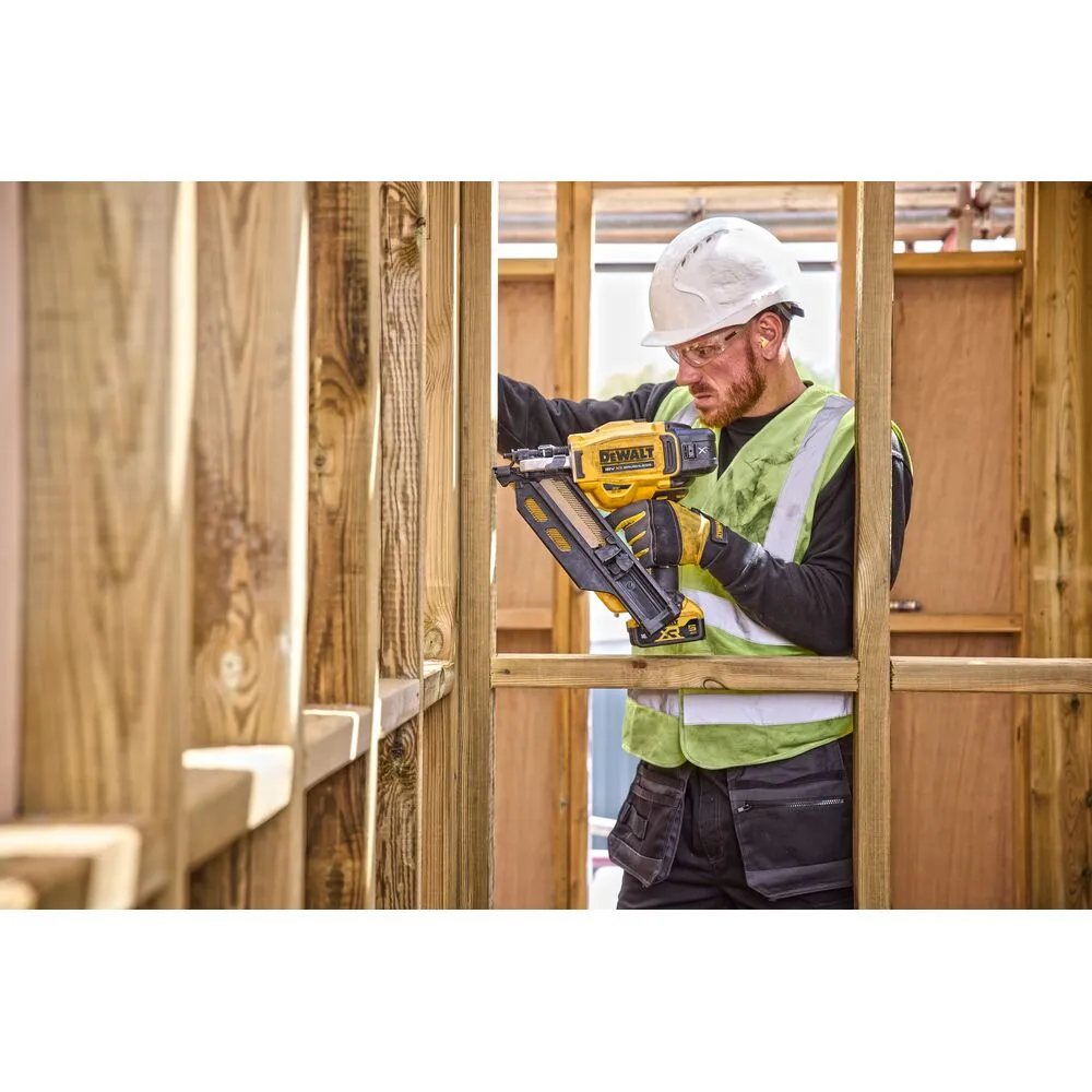 Аккумуляторный гвоздезабивной пистолет DeWalt DCN930P2