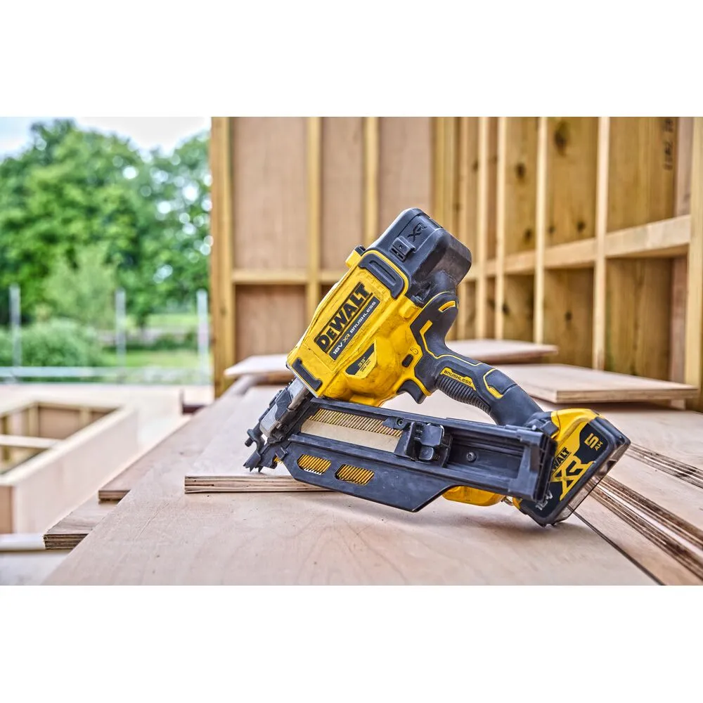 Аккумуляторный гвоздезабивной пистолет DeWalt DCN930P2