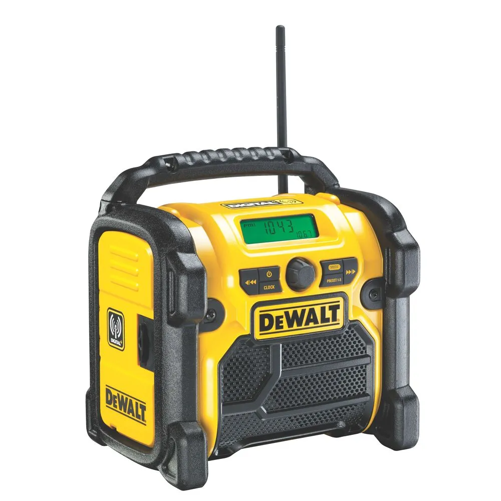 Pildil on näha DeWalt DCR020 raadio, mille esiküljel on displei ja nupud, mis võimaldavad juhtida helitugevust, sagedust...