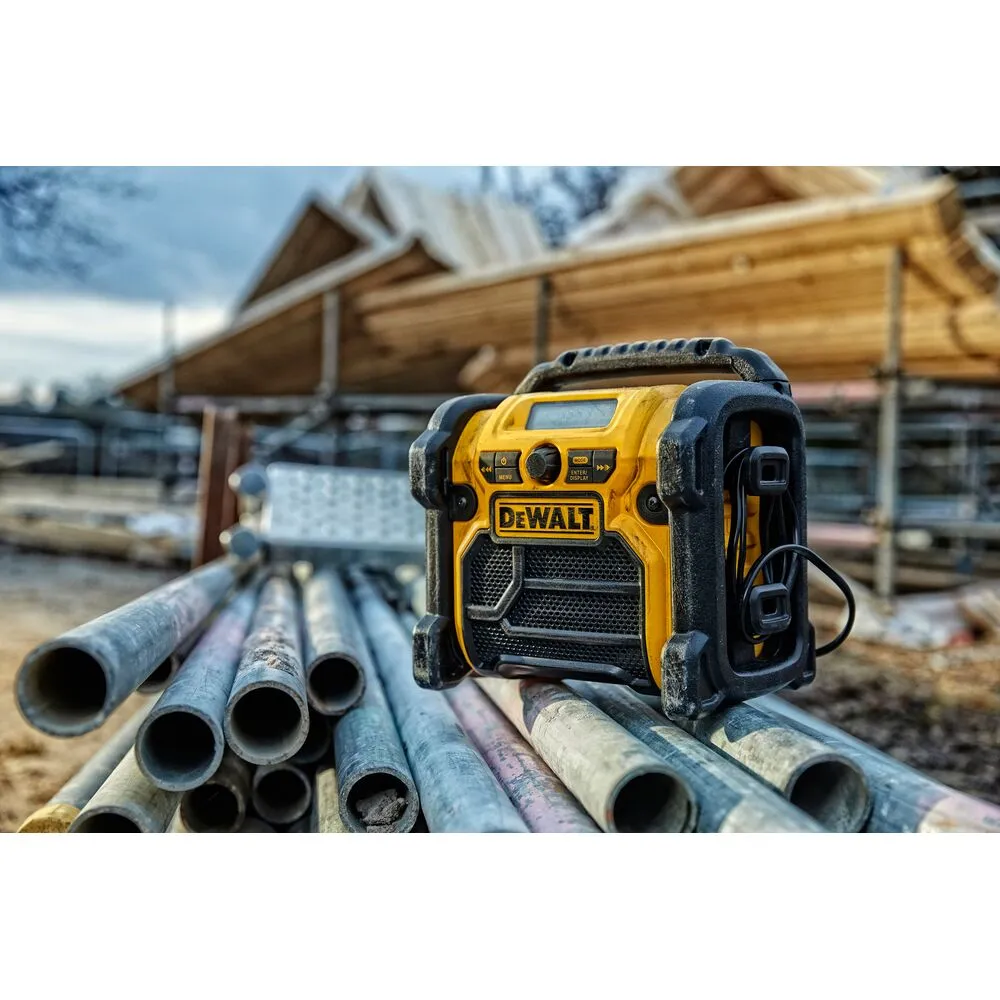 Pildil on näha DeWalt tööraadio DCR020 koos kaubamärgi käpikutega.