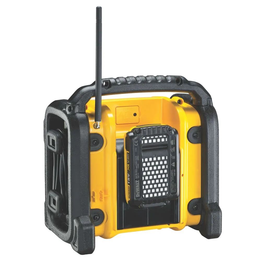 Pildil on näha kollane ja must DeWalt raadio DCR020, mille esiküljel on digitaalne ekraan ja juhtnupud.