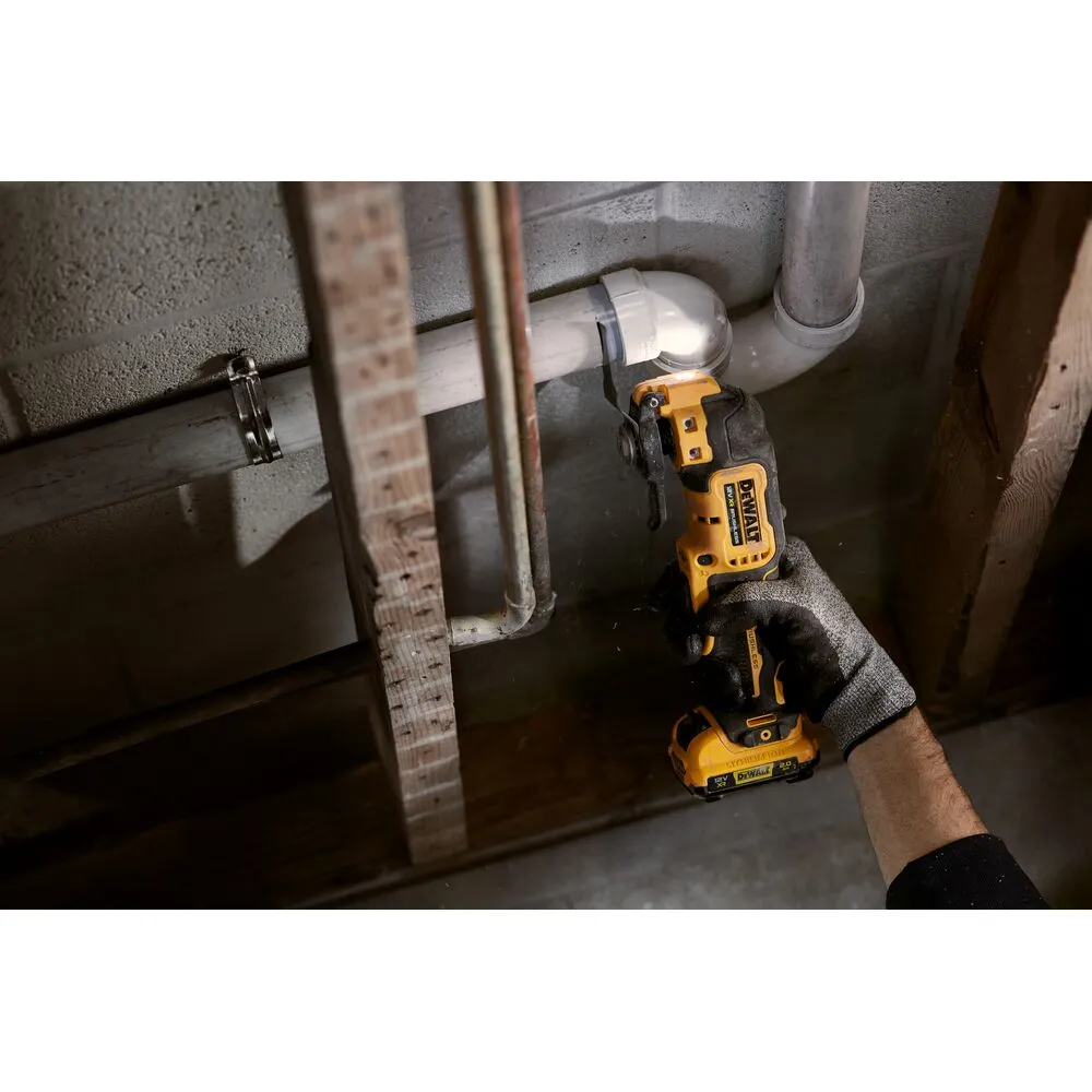 Pildil on näha DeWalt multitööriist DCS353NT, mida kasutatakse toru lõikamiseks.