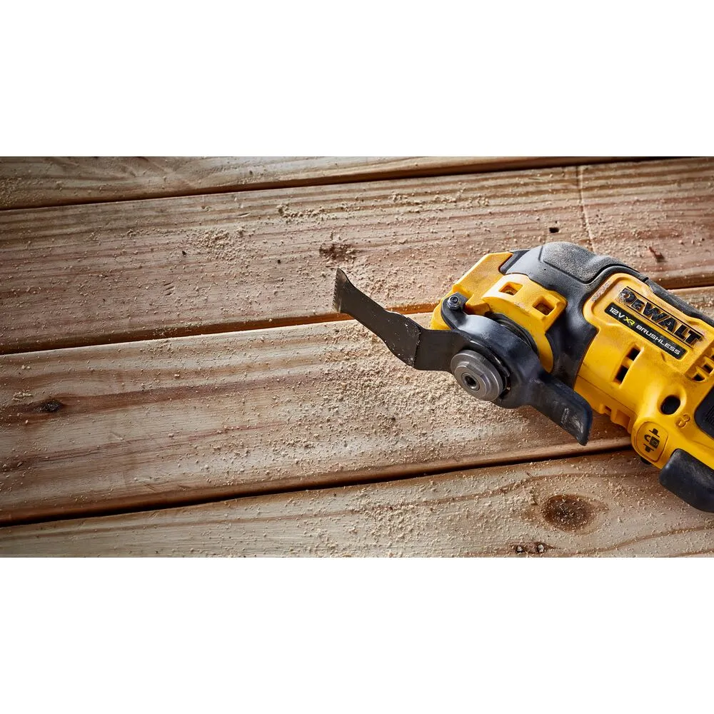 Pildil on näha DeWalt multitööriist DCS353NT, mille tera puudutab puidust pinda.