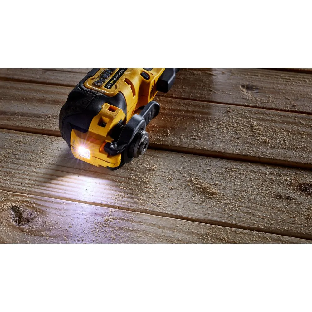 Pildil on näha DeWalt multitööriist, millel on sisse lülitatud valgusti, asetatud tolmusele puidust pinnale.
