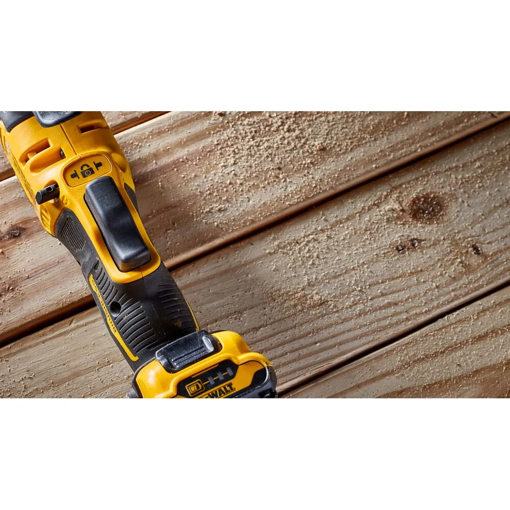 Pildil on kujutatud kollane DeWalt multitööriist DCS353NT, mis asetseb puidust alusel koos saepuruga.
