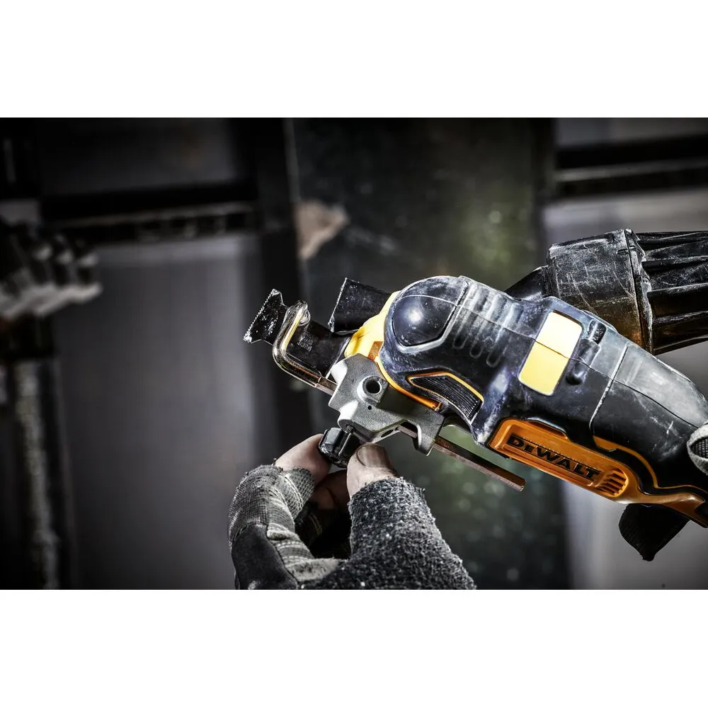 Pildil on näha must-kollane DeWalt DCS356NT multitööriist, millega töötab töötaja, kes on seda käes hoidmas.