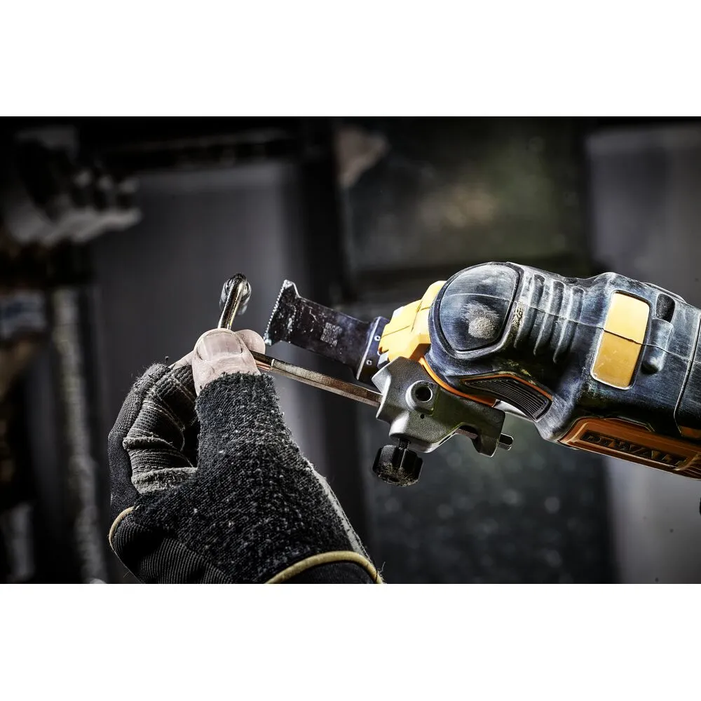Pildil on näha DeWalt multifunktsionaalne tööriist DCS356NT, millel on käes kinnitatav saetera.