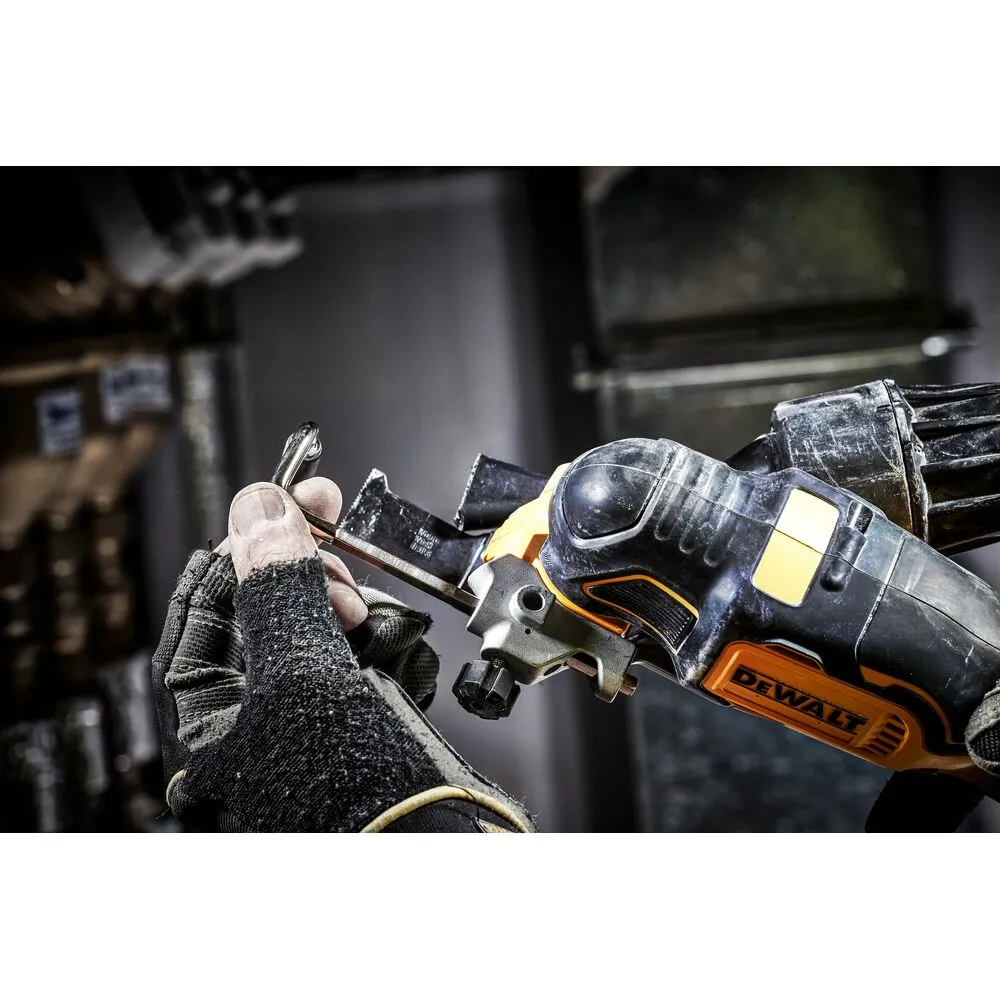 Pildil näeb kasutaja, kes hoiab käes DeWalt DCS356NT multitööriista ja töötab metallosaga.