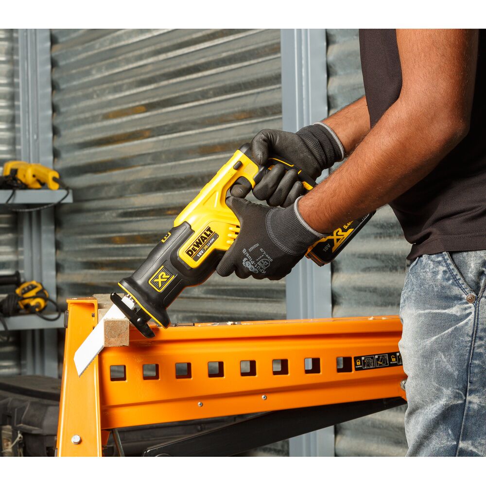 Аккумуляторная сабельная пила DeWalt DCS367P2