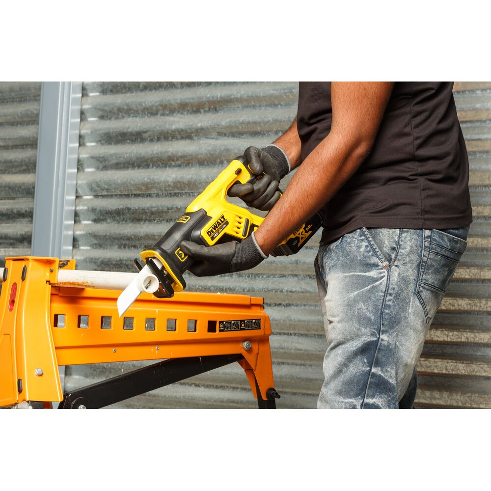 Аккумуляторная сабельная пила DeWalt DCS367P2