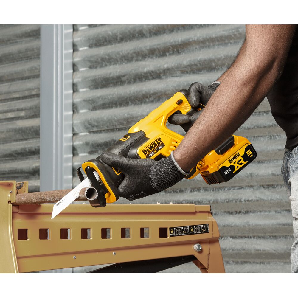 Аккумуляторная сабельная пила DeWalt DCS367P2