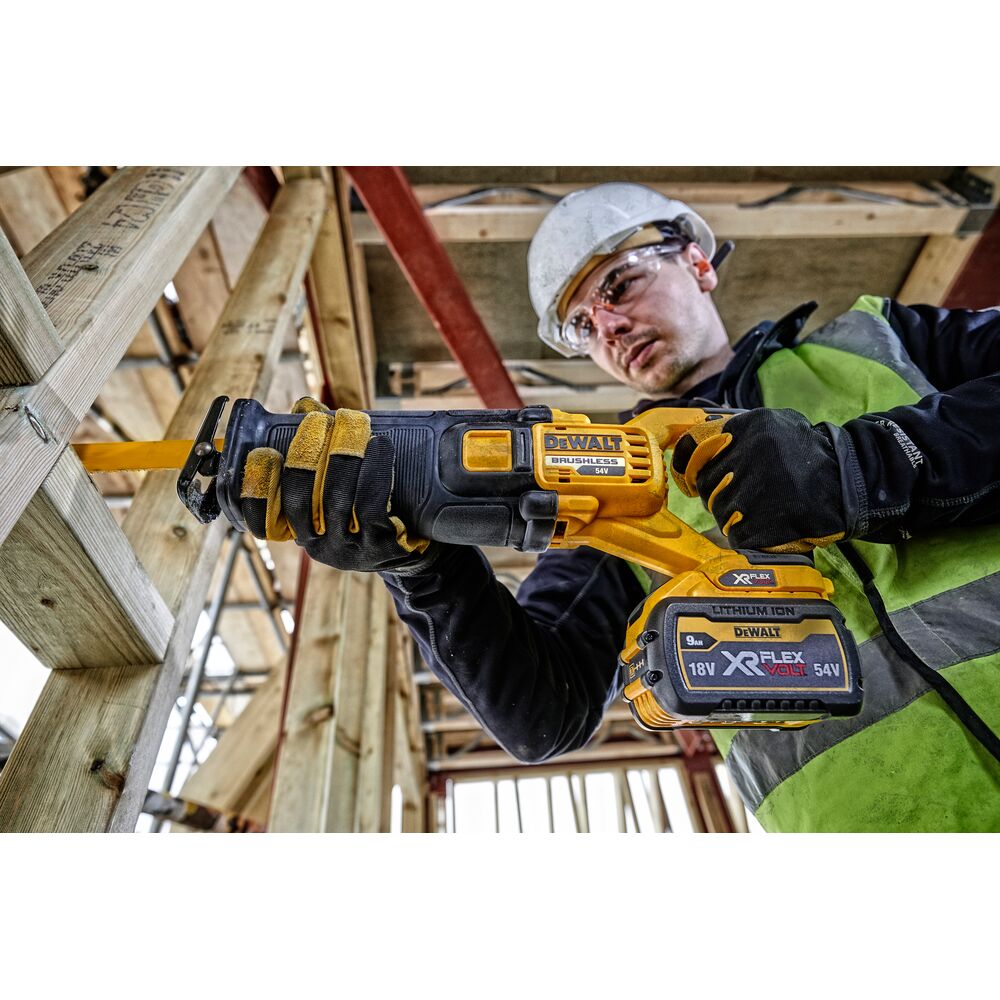 Аккумуляторная сабельная пила DeWalt DCS389X2