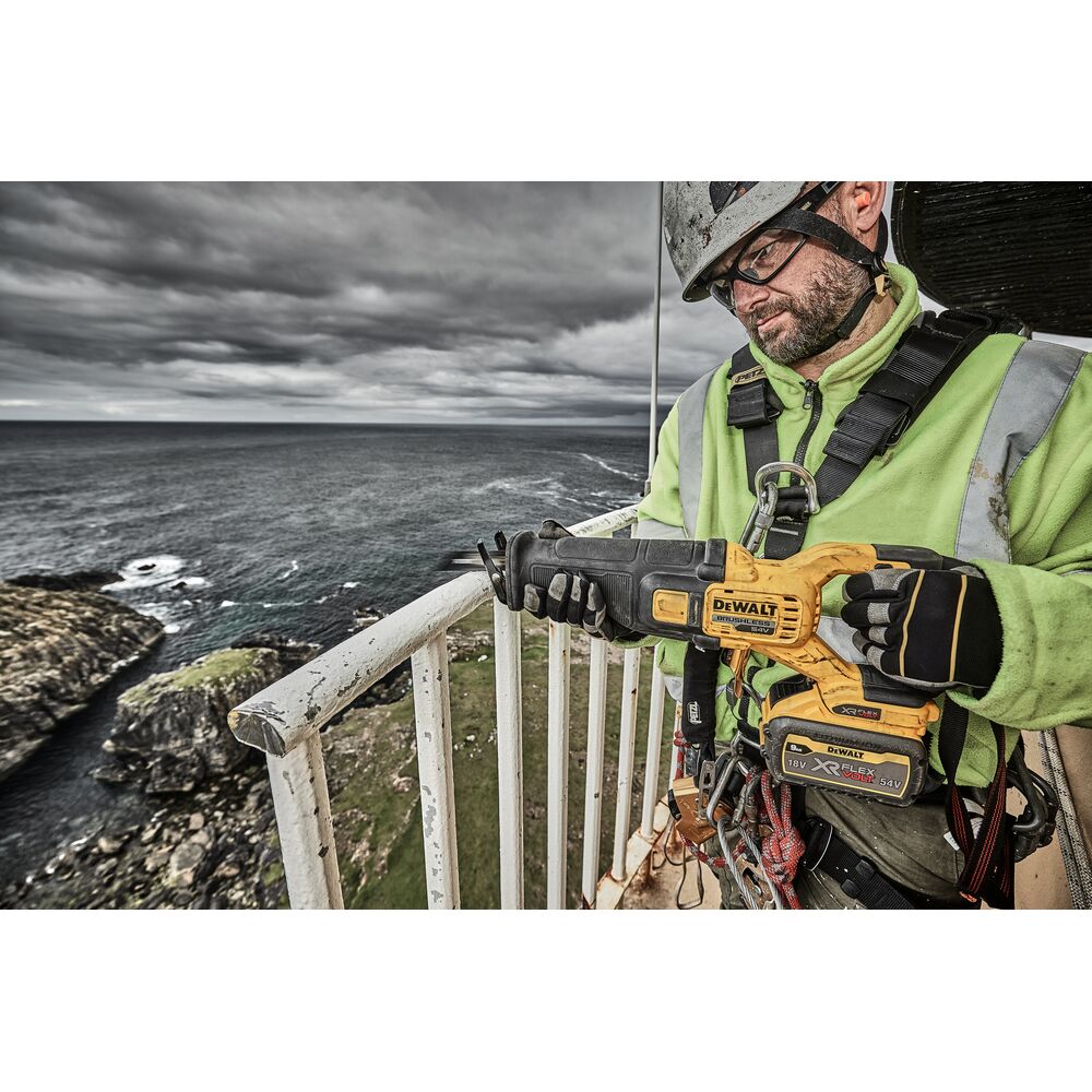 Аккумуляторная сабельная пила DeWalt DCS389X2