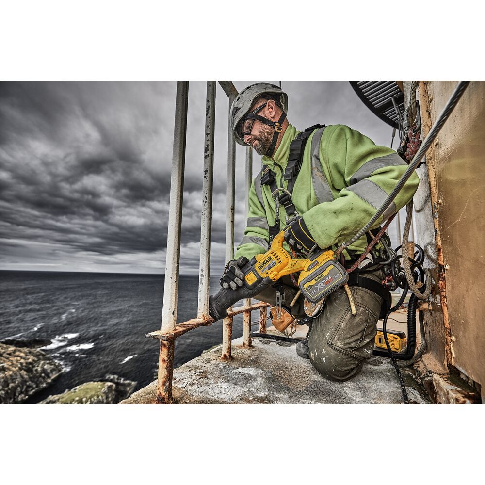 Аккумуляторная сабельная пила DeWalt DCS389X2