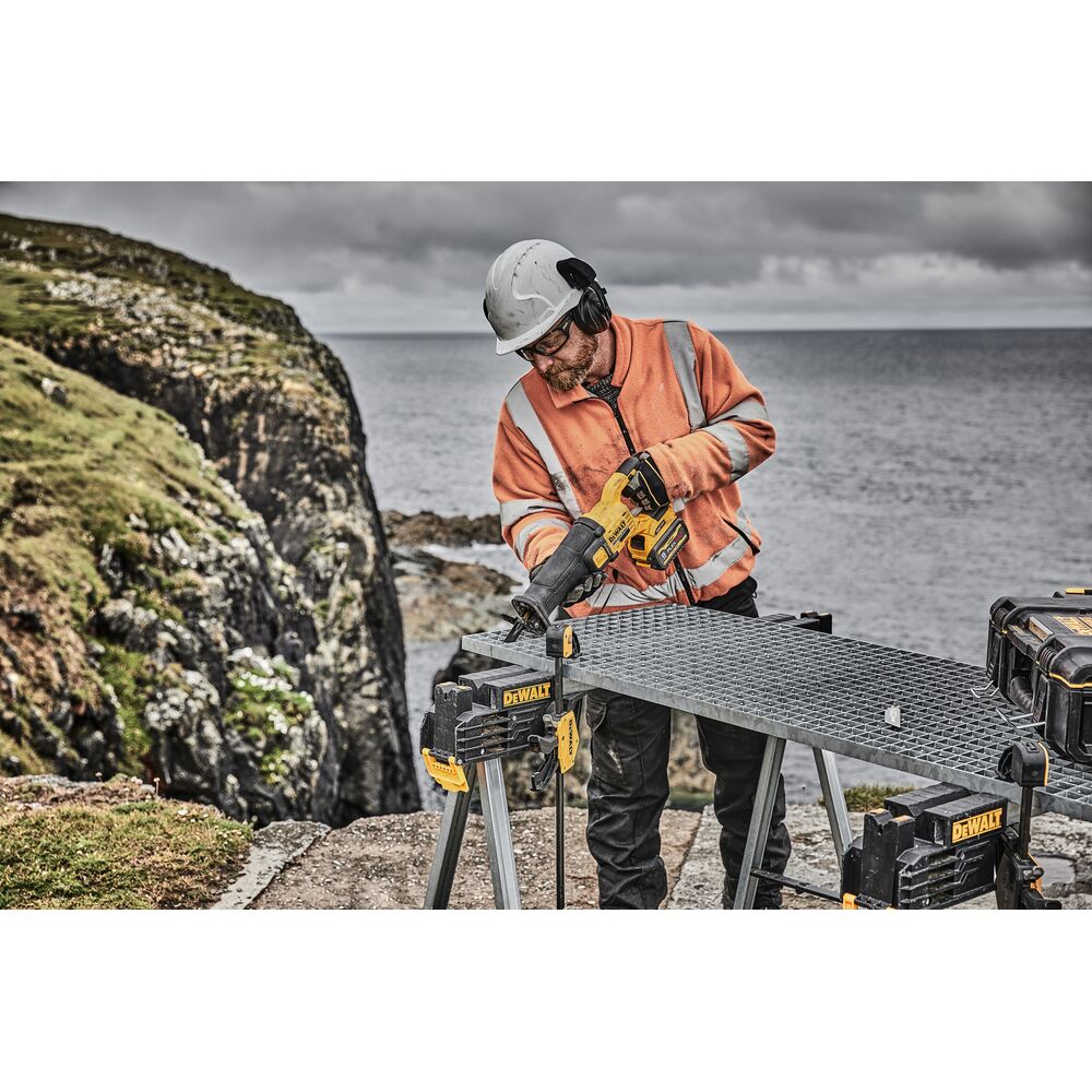 Аккумуляторная сабельная пила DeWalt DCS389X2
