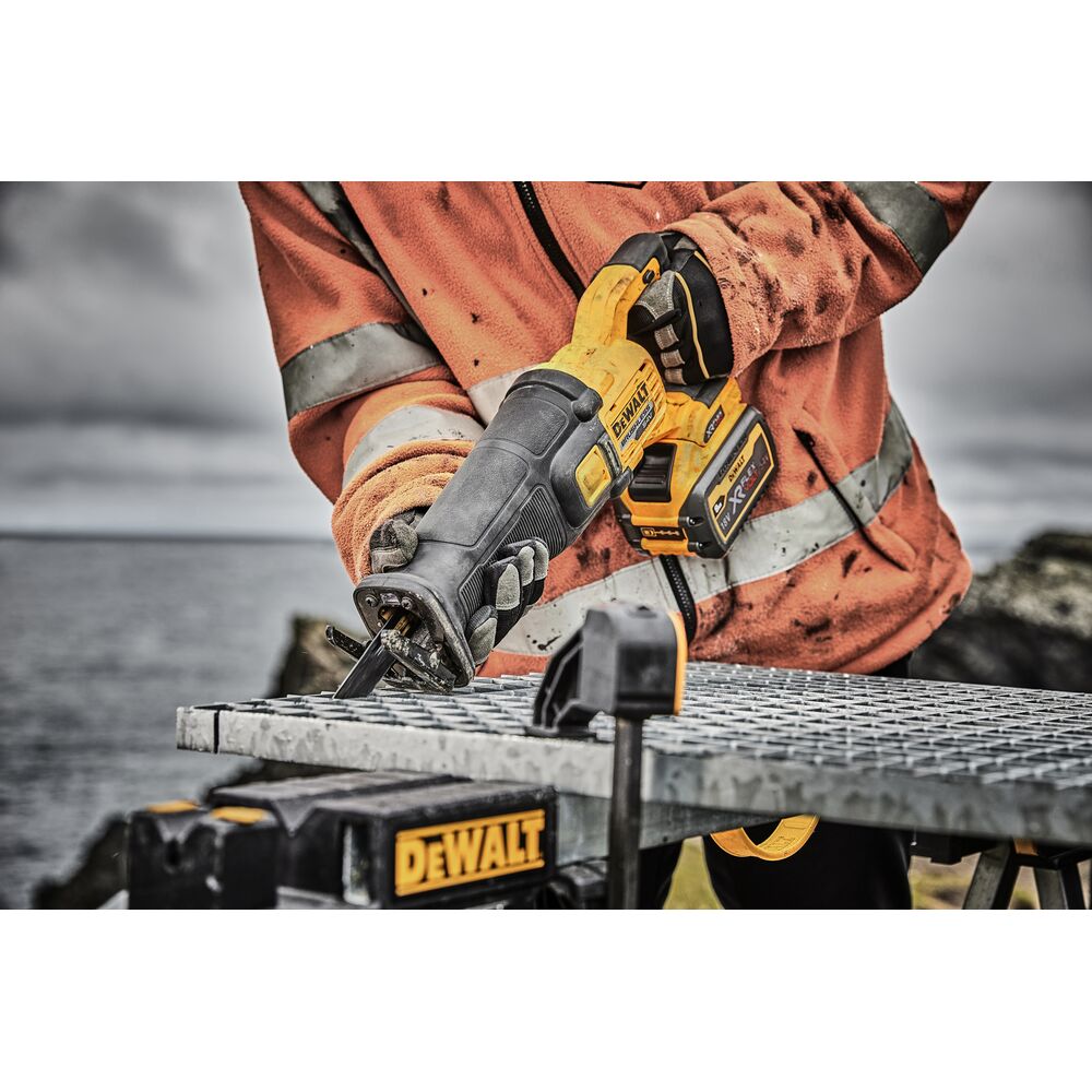 Аккумуляторная сабельная пила DeWalt DCS389X2