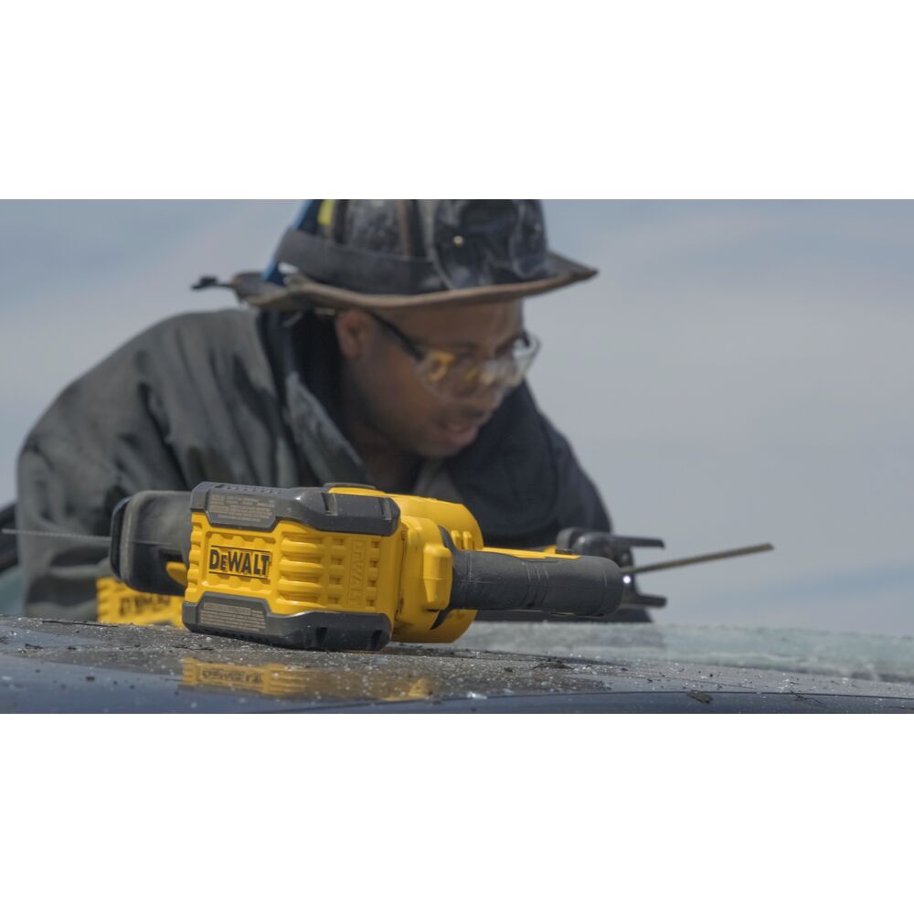 Аккумуляторная сабельная пила DeWalt DCS389X2