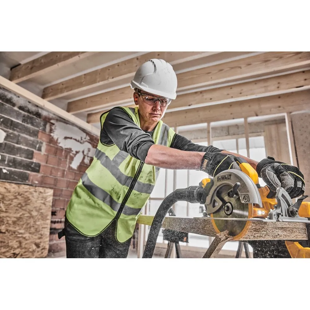 Pildil on näha DeWalt akuketassaag DCS570H2T, mida kasutab ehitustöölisest mees, kes lõikab puitu.