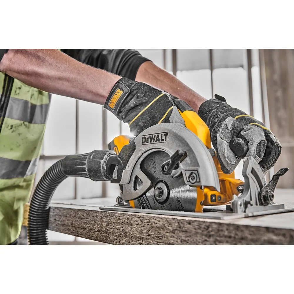 Pildil on näha DeWalt akuketassaag DCS570H2T, millega töölis käsi teeb saematerjali.