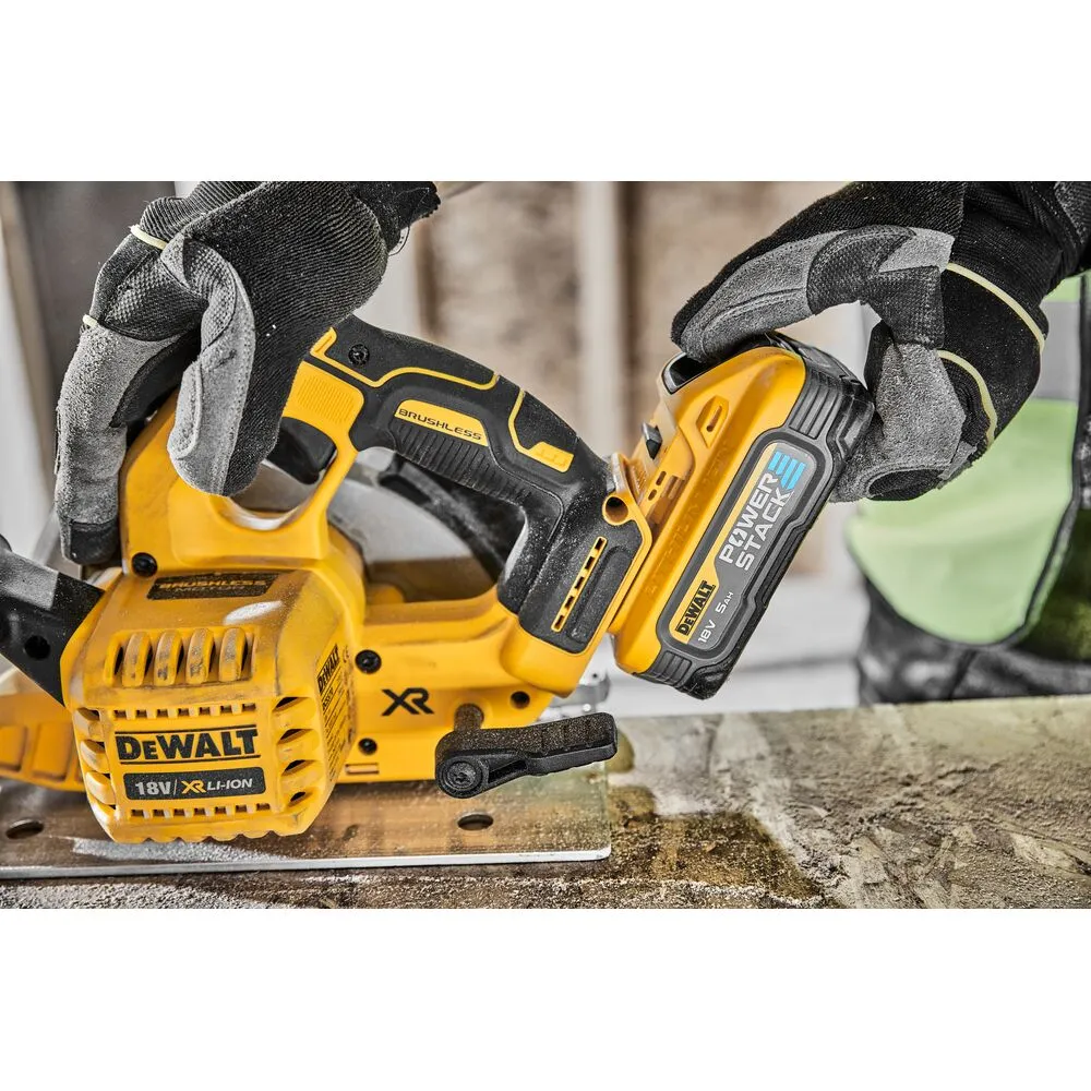 Pildil on näha, kuidas kasutaja paigaldab DeWalt 18V akuketassaag DCS570H2T-le akut.