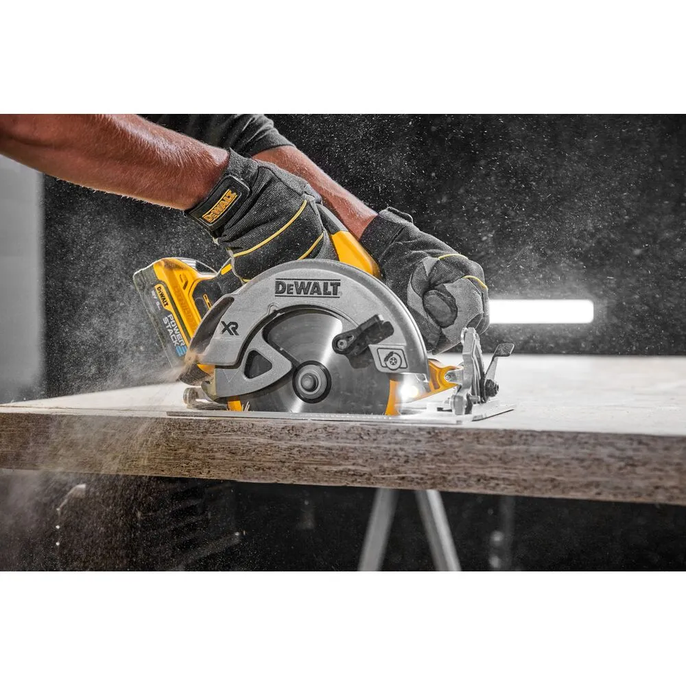 Pildil näeb DeWalt akuketassaagi DCS570H2T kasutamist puidutööl.