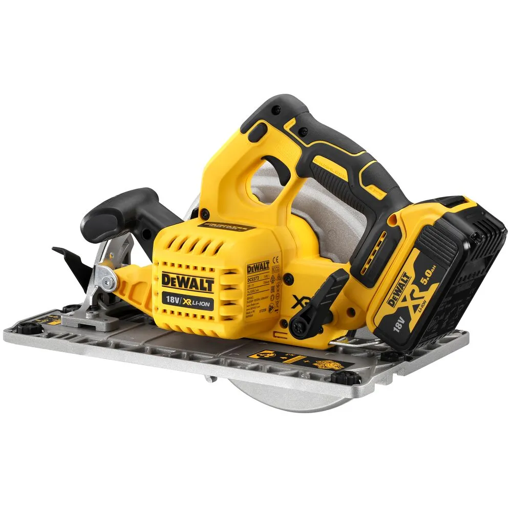 Pildil on kollane ja must DeWalt akuketassaag DCS572, millel on 18 V aku.