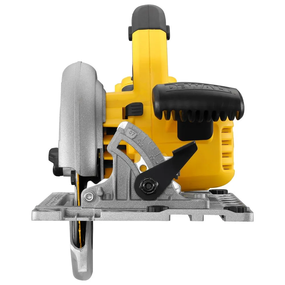 Pildil on DeWalt akuketassaag DCS572NT, millega näeb detailseid komponente ja selle konstruktsiooni.