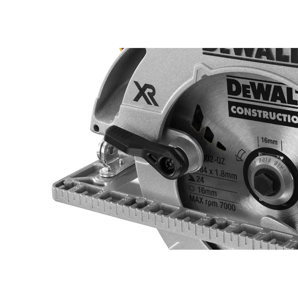 Pildil on detailne vaade DeWalt akuketassaest DCS572NT, millel on näha saeketta detailid ja tootja logo.
