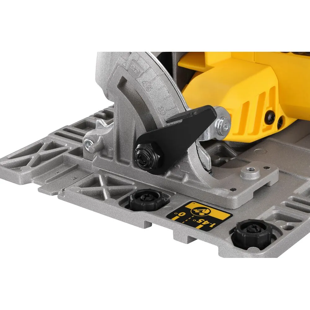 Pildil on DeWalt akuketassaag DCS572NT, millel on reguleeritav nurk ja näha on ketassae alus ja juhtnuppe.