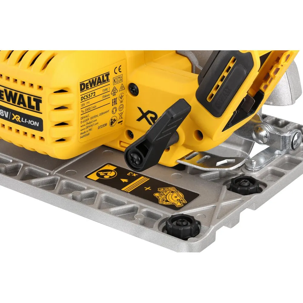 Pildil on DeWalt akuketassaag DCS572NT, mis on paigutatud alusele.