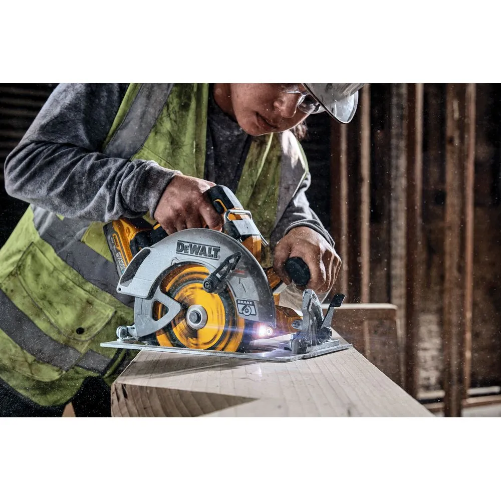Pildil on näha Dewalt akuketassaag DCS573H2T, millega tööline lõikab puitu.