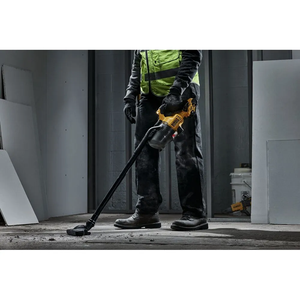 Pildil on näha ehitustöötaja, kes kasutab tolmuimemiseks DeWalt akutolmuimejat DCV501LN.