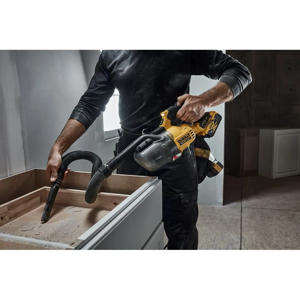 Pildil on DeWalt akutolmuimeja DCV501LN, mida mees kasutab mööbli puhastamiseks ehitustööde järel.