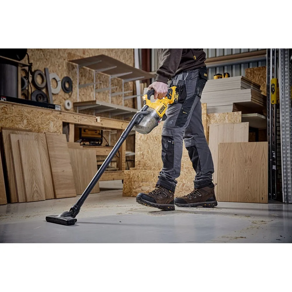 Pildil on DeWalt akutolmuimeja DCV501LN kasutuses töökojas.