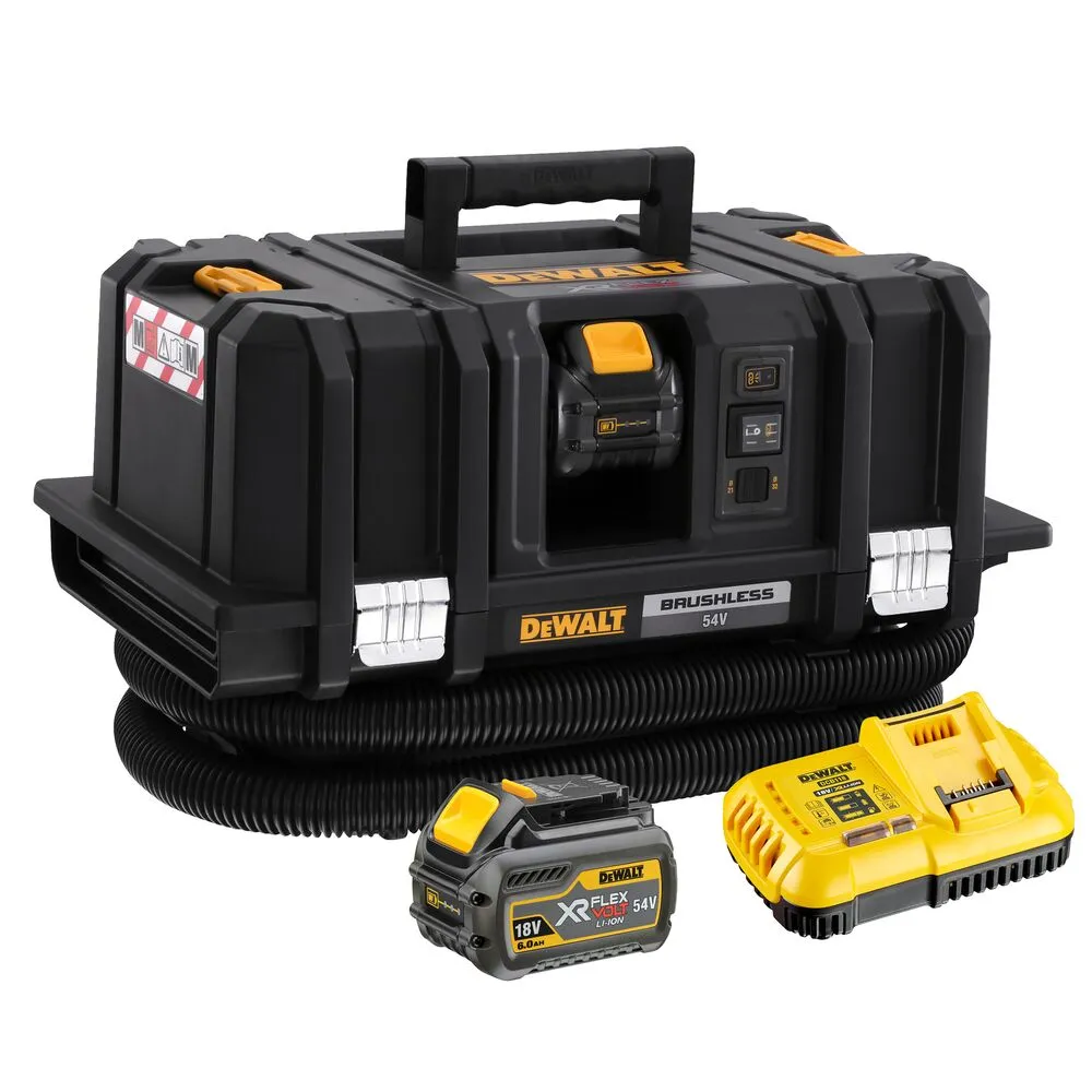 Pildil on ehitusplatsil töötav mees, kes kasutab DeWalt Flexvolt DCV586MT2 akuga vee- ja tolmuimejat.