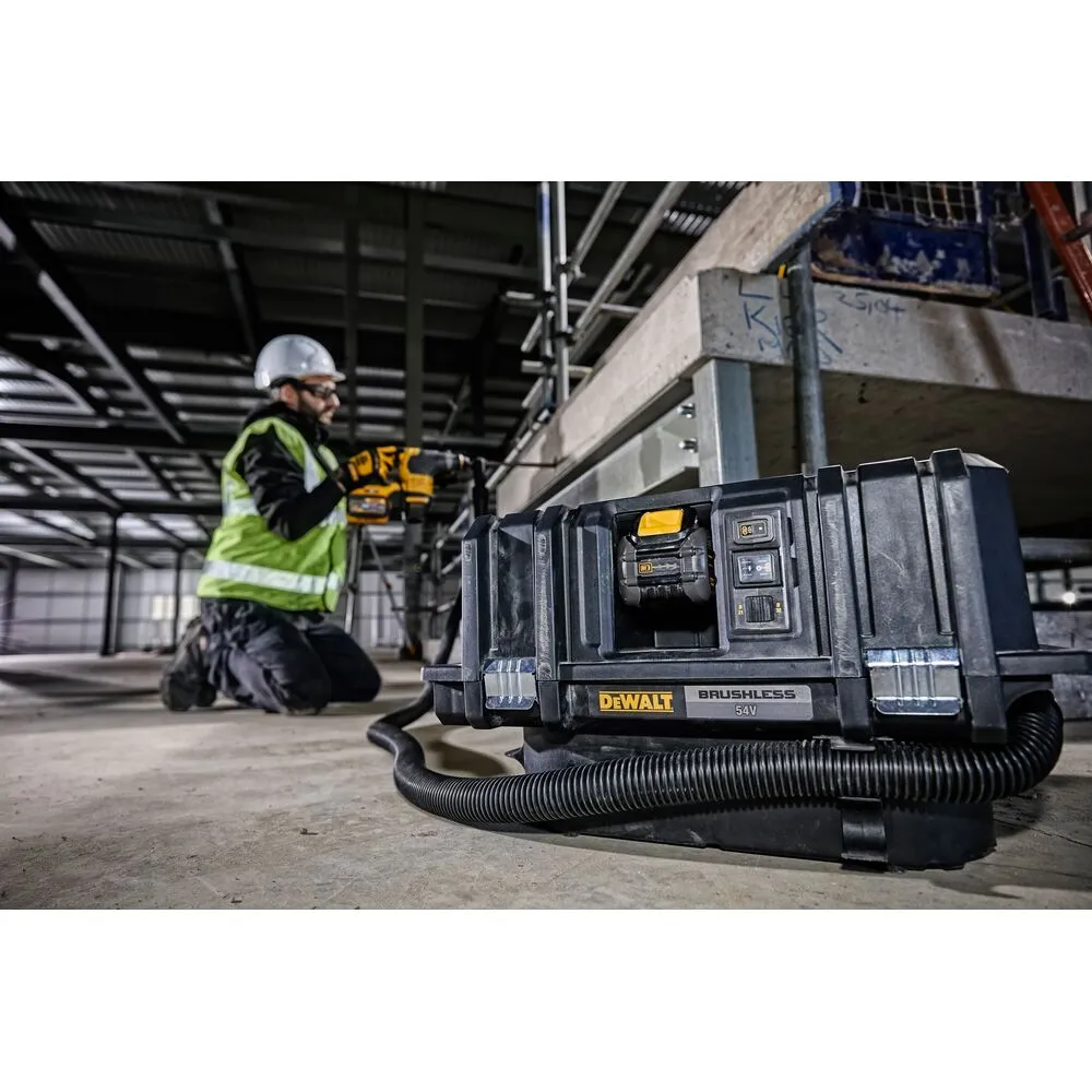 Pildil on näha DeWalt akuga vee- ja tolmuimeja Flexvolt DCV586MT2, mida kasutab ehitustöödel inimene.