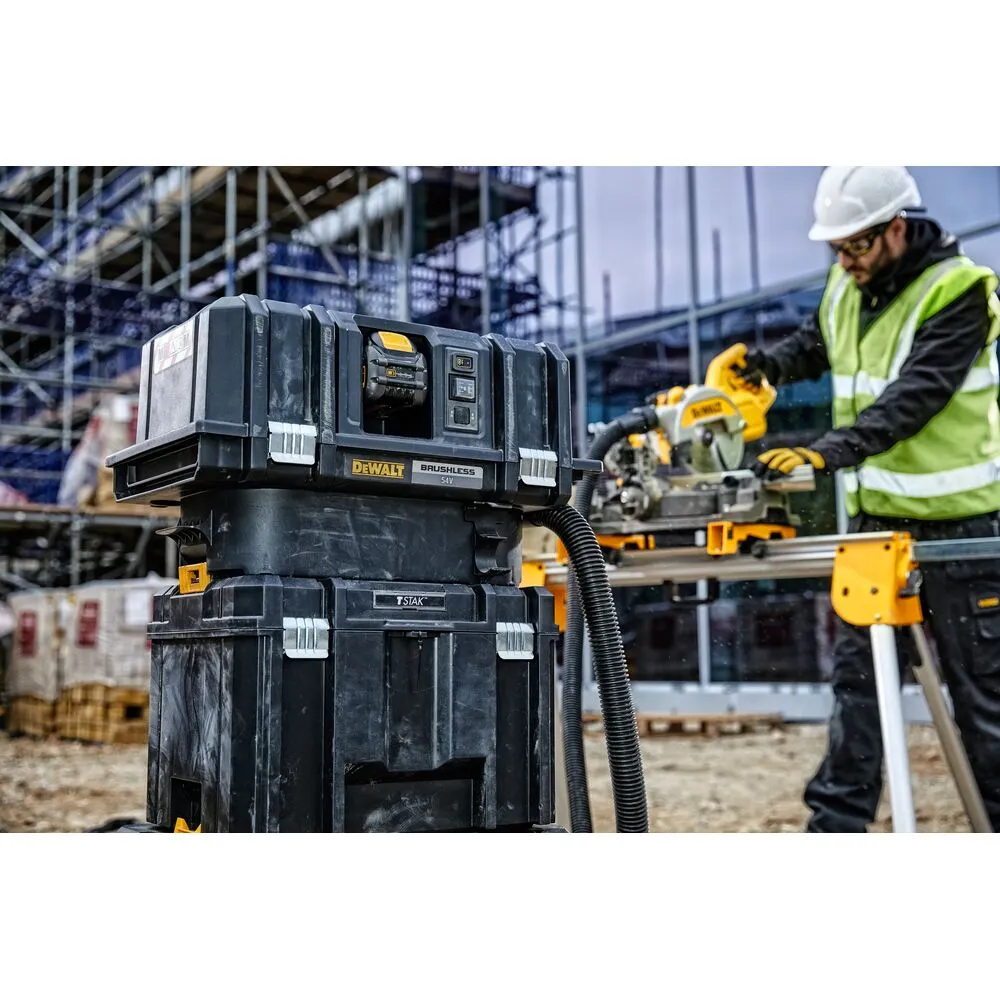 Pildil näeb mees, kes kasutab DeWalt akuga vee- ja tolmuimejat Flexvolt DCV586MT2 tööriistana ehitusplatsil, et puurida...