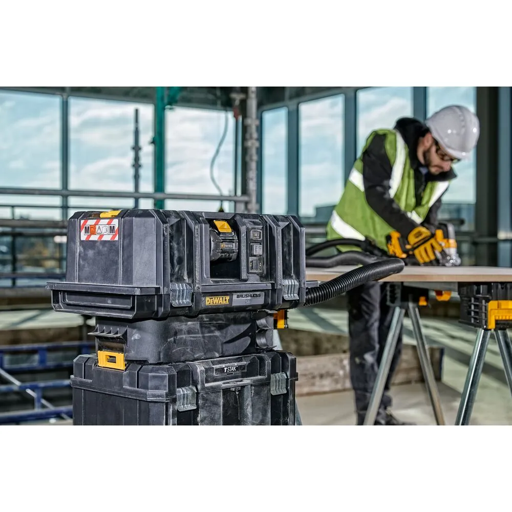 Pildil on näha ehitustöölist kasutamas DeWalt akuga vee- ja tolmuimejat Flexvolt DCV586MT2, mis on ühendatud tööriistaga.