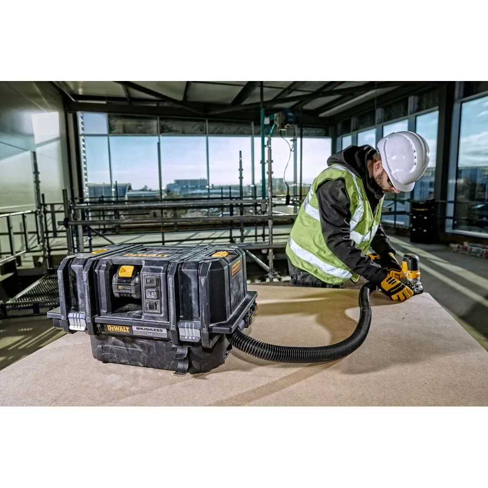 Pildil on näha töötajat, kes kasutab DeWalt akuga vee- ja tolmuimejat Flexvolt DCV586MT2 kaldapealsel merd vaadates.