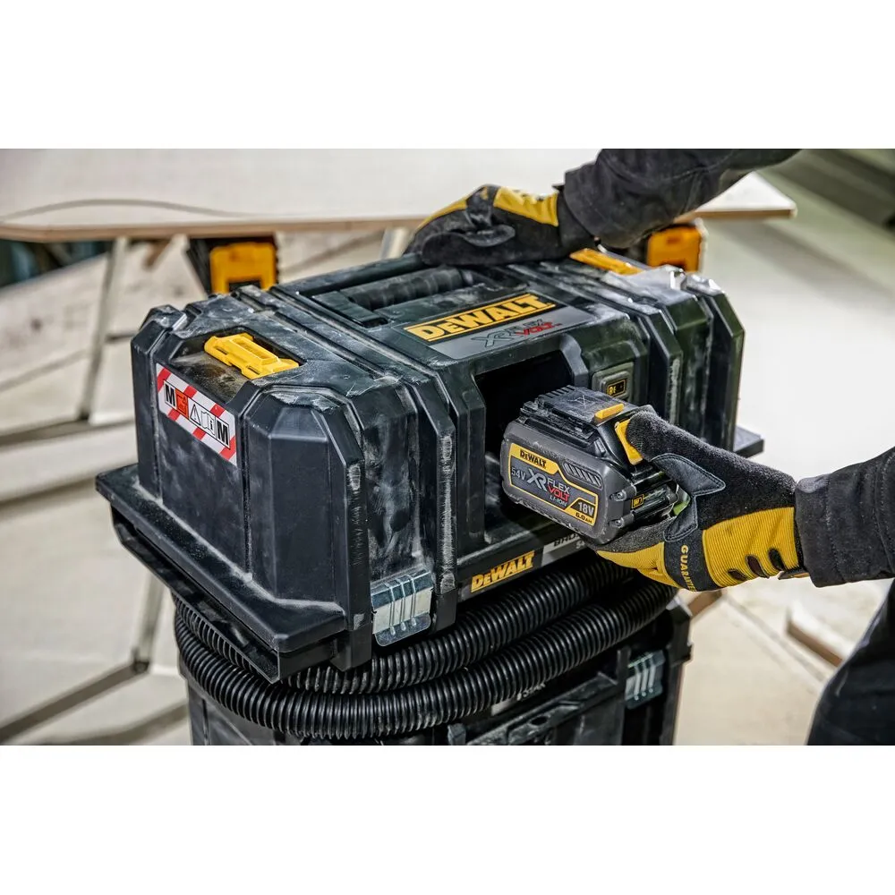 Pildil on näha töömees, kes paigaldab DeWalt akuga vee- ja tolmuimejale Flexvolt DCV586MT2 akut.
