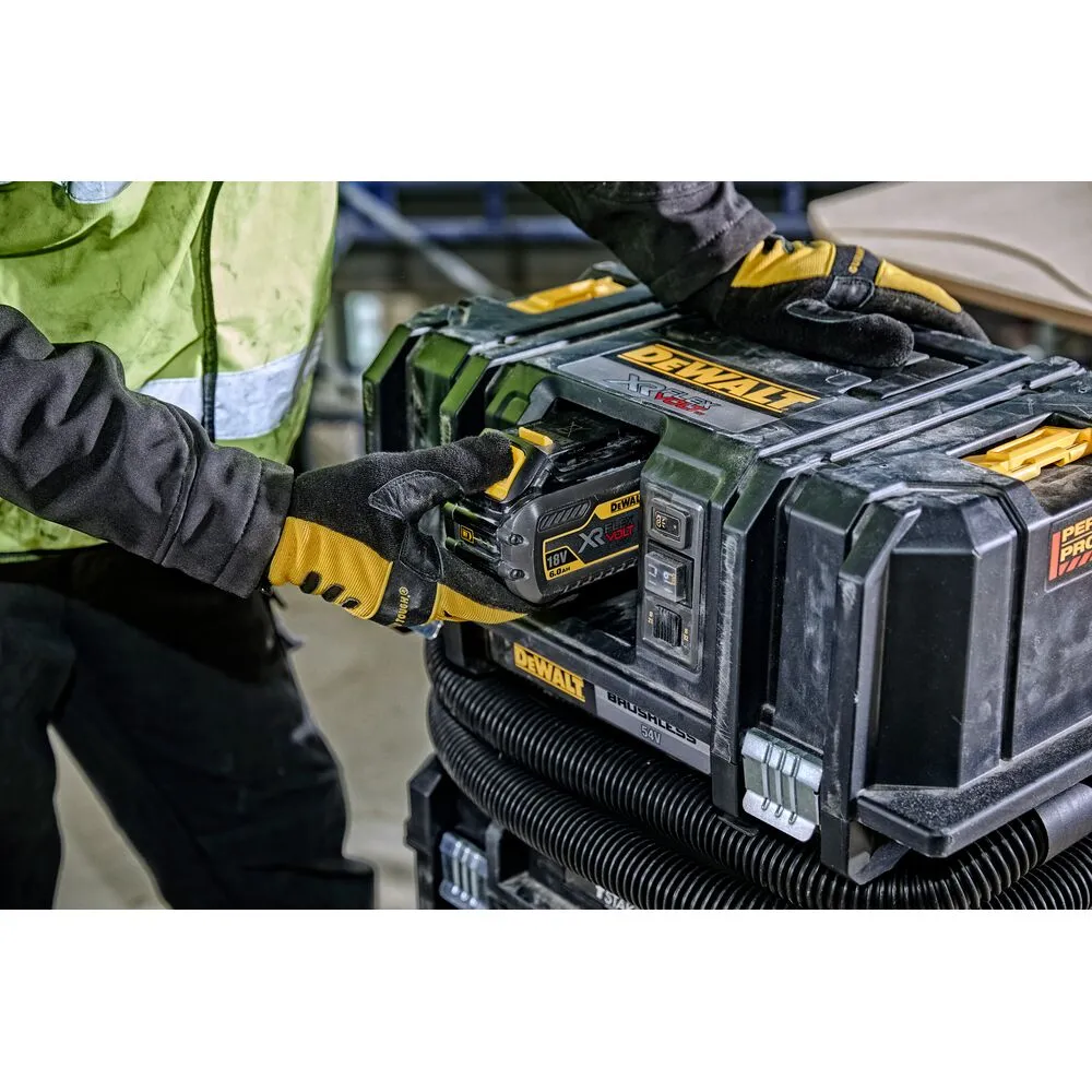 Pildil on ehitusplatsil töötav mees, kes kasutab DeWalt akuga vee- ja tolmuimejat Flexvolt DCV586MT2.