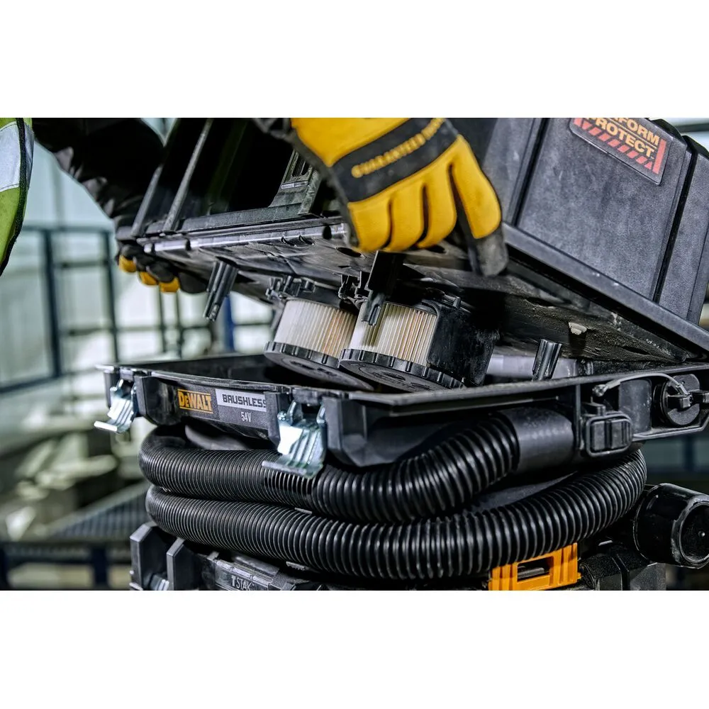Pildil on DeWalt akuga vee- ja tolmuimeja Flexvolt DCV586MT2, mis on paigutatud kolme musta tööriistakasti torni peale...