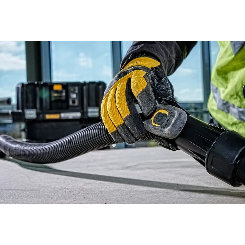 Pildil on näha DeWalt akuga vee- ja tolmuimeja Flexvolt DCV586MT2, mida kasutab töömees rannikul.