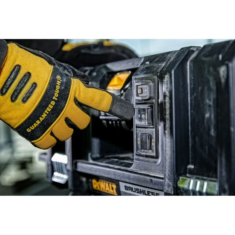 Pildil on näha DeWalt akuga vee- ja tolmuimeja Flexvolt DCV586MT2, mida ehitustööline järel lohistab.