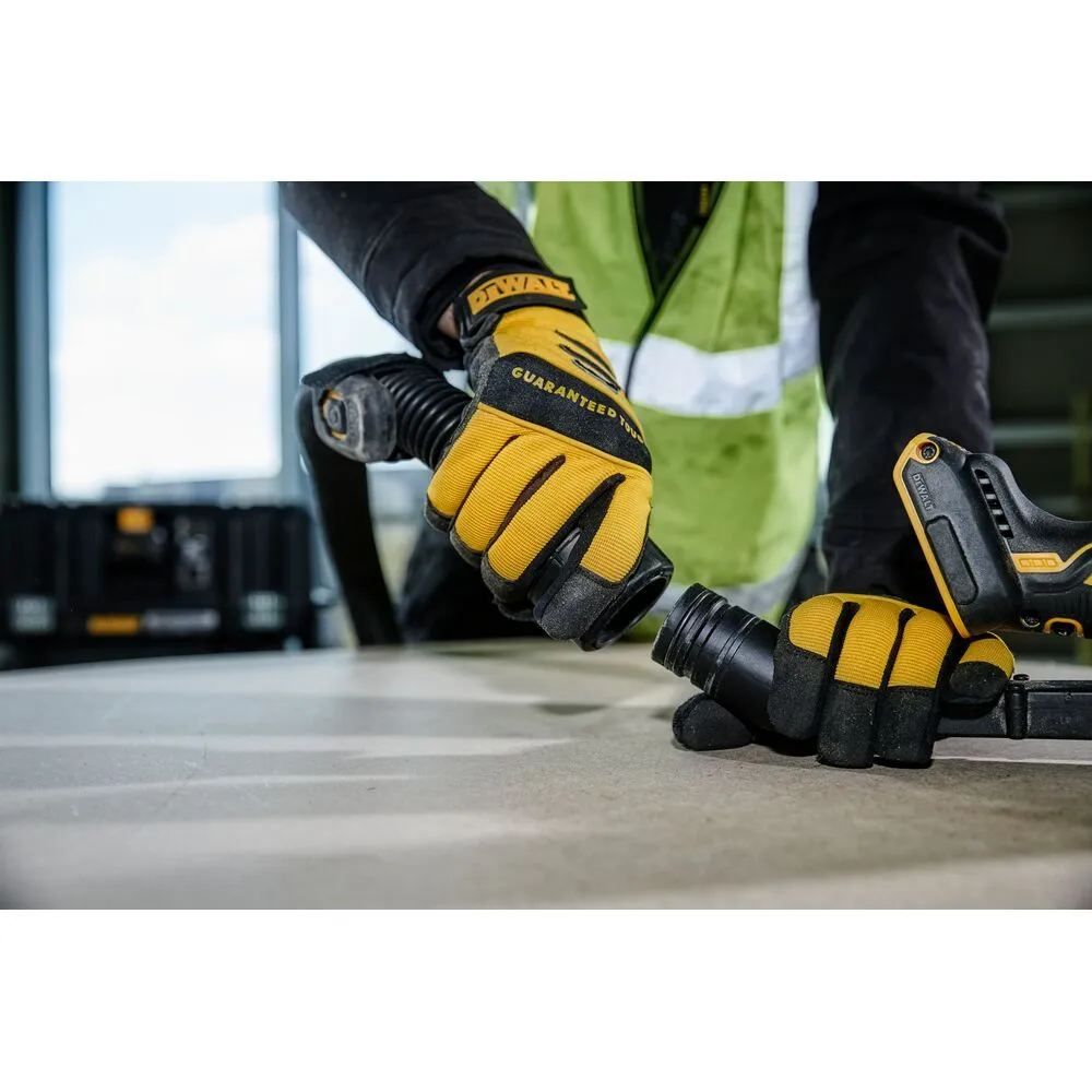 Pildil on näha DeWalt akuga vee- ja tolmuimeja Flexvolt DCV586MT2, mis on täis tööriista ja selle tarvikuid.
